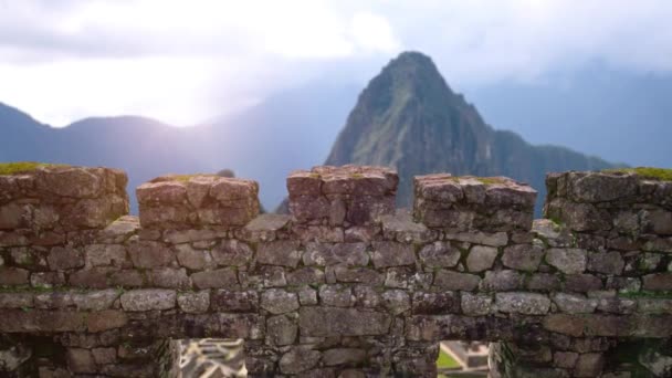 Duvarın Ötesinden Machu Picchu Görünümü — Stok video