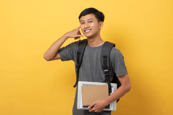 Sırt Çantalı Kitaplı Gülümseyen Genç Bir Üniversite Öğrencisi Sarı Arka — Stok fotoğraf