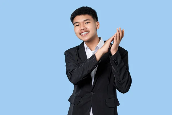Jong Knap Aziatisch Zakenman Glimlachen Trots Klappen Geïsoleerd Blauw Licht — Stockfoto