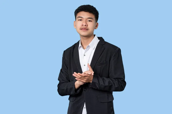 Fiatal Jóképű Ázsiai Üzletember Mosolygós Büszke Taps Elszigetelt Kék Fény — Stock Fotó