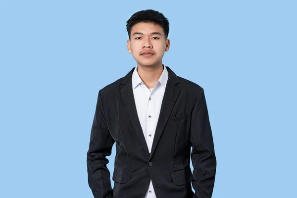Retrato Jovem Bonito Asiático Negócios Pessoa Isolada Fundo Luz Azul — Fotografia de Stock