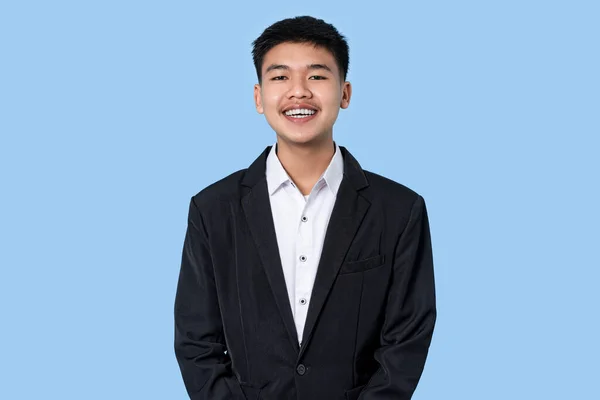 Portret Młodego Przystojnego Azjaty Business Person Odizolowany Tle Niebieskiego Światła — Zdjęcie stockowe