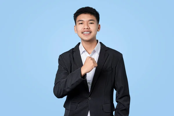 Fiatal Jóképű Ázsiai Üzletember Izgatott Ünneplő Siker Elszigetelt Kék Fény — Stock Fotó