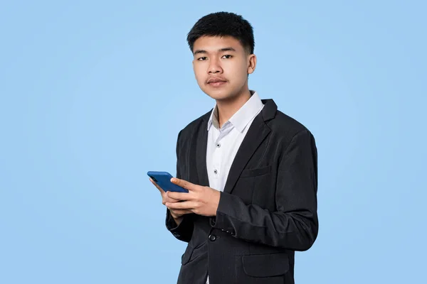 Muda Tampan Asia Pengusaha Tersenyum Menggunakan Smartphone Tangan Terisolasi Pada — Stok Foto