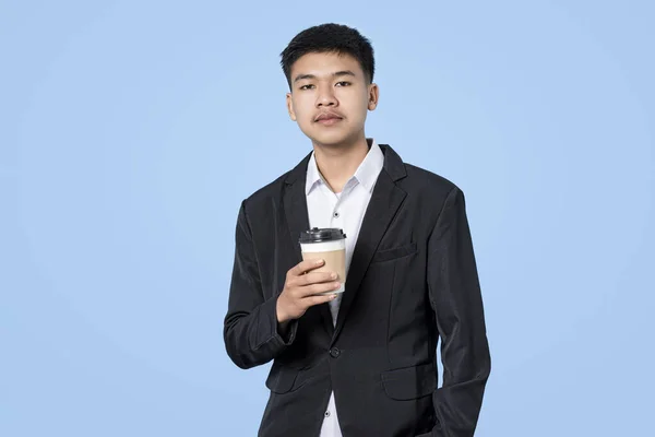Fiatal Jóképű Ázsiai Üzletember Mosolyog Miközben Forró Kávét Tart Kék — Stock Fotó