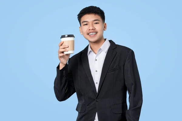 Genç Yakışıklı Asyalı Işadamı Elinde Sıcak Kahve Tutarken Gülümsüyor Mavi — Stok fotoğraf