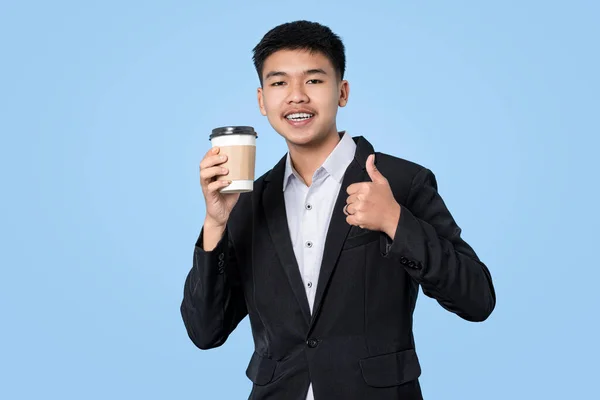 Mladý Pohledný Asijský Podnikatel Usmívá Zatímco Drží Horkou Kávu Odnášejícím — Stock fotografie