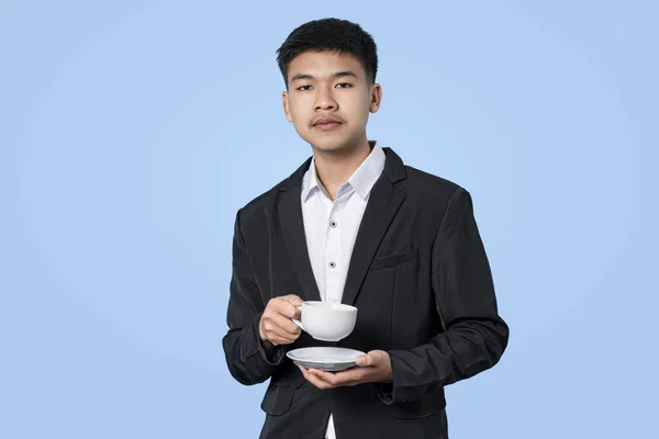 Mladý Pohledný Asijský Podnikatel Usmívá Zatímco Drží Horkou Kávu Odnášejícím — Stock fotografie