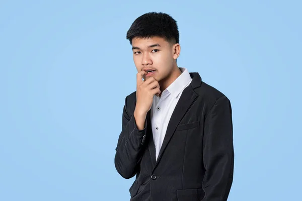 Fiatal Jóképű Ázsiai Üzletember Pánik Aggódás Ijedt Arc Elszigetelt Kék — Stock Fotó