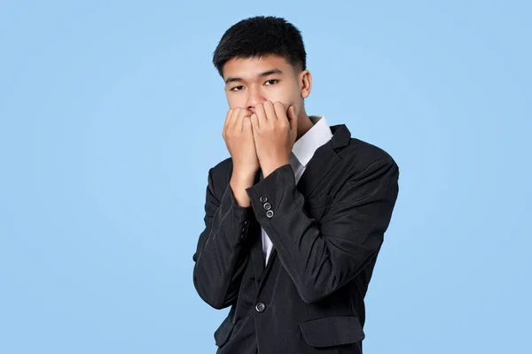 Jovem Bonito Asiático Empresário Pânico Preocupação Assustado Rosto Isolado Azul — Fotografia de Stock