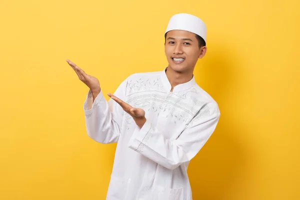 Yakışıklı Asyalı Müslüman Adam Turuncu Arka Planda Duruyor Parmaklarıyla Kenarı — Stok fotoğraf