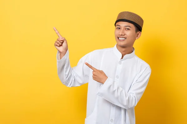 Yakışıklı Asyalı Müslüman Adam Turuncu Arka Planda Duruyor Parmaklarıyla Kenarı — Stok fotoğraf