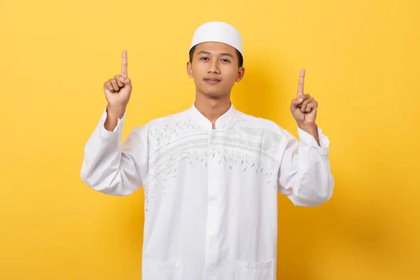 Jonge Knappe Aziatische Moslim Man Staande Oranje Achtergrond Wijzend Naar — Stockfoto