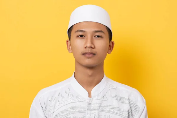 Jonge Knappe Aziatische Moslim Man Gebaart Groeten Tijdens Ramadan Geïsoleerd — Stockfoto