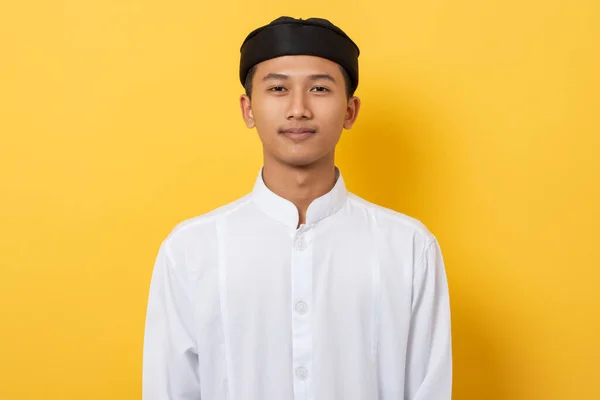 Jovem Bonito Asiático Muçulmano Homem Gestos Saudações Durante Ramadã Isolado — Fotografia de Stock