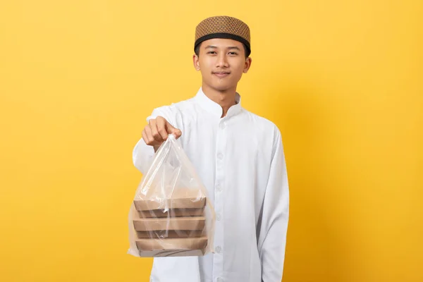 Fiatal Jóképű Ázsiai Muszlim Férfi Aki Alamizsnát Vagy Jótékonykodást Narancssárga — Stock Fotó
