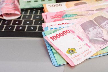 Yüz bin rupiah parası (Rp. 100.000 Seratus Ribu Rupiah, Endonezya para yönetimi kavramı.