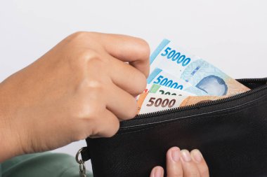 Elli bin rupiah para (Rp. 50.000 Lima puluh ribu rupiah, Endonezya para birimi nakit ödeme kavramı.