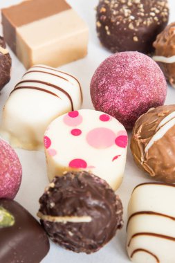 Sevgililer Günü için çikolatalı trüf mantarlı pralinler. Şekerleme. Dikey resim.