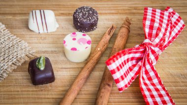 Tatil için çikolatalı trüf mantarı. Kırmızı ve beyaz kurdele ve tarçın çubuklarıyla düzenlenmiş..