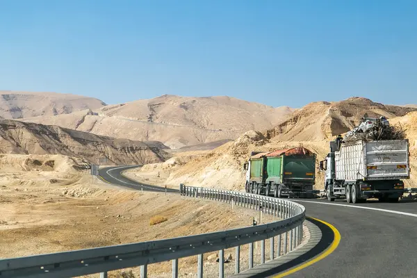 Kamyonlar otoyoldan Negev çölündeki kayalık dağlara gidiyor. Raylı yol.
