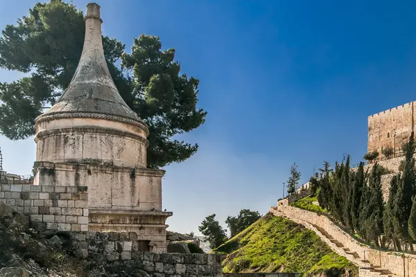 Kidron Vadisi 'ndeki Absalom Sütunu. İsrail 'in Kudüs şehrinin duvarlarının yanındaki Absalom' un mezarı. Mezar taştan kesilmiş..