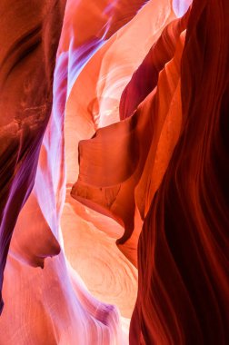 Kuzey Arizona 'daki Navajo Rezervasyon Sayfası' nda Antilop Kanyonu. Dünyanın en ünlü ve en çok fotoğraflanmış kanyonu çok renkli dokusu, kaya oluşumu, ışık oyunu. Sıra dışı renkli kumtaşı oluşumlarının dikey fotoğrafı.