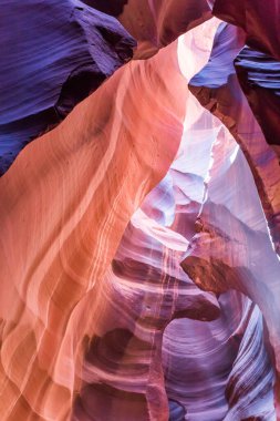 Kuzey Arizona 'daki Navajo Rezervasyon Sayfası' nda Antilop Kanyonu. Meşhur slot kanyonu. Renkli dokular, kaya oluşumu, ışık oyunu. Mor, morumsu ve turuncu renkli kaya dokusu. Dünyanın en çok fotoğraflanan kanyonlarından biri..