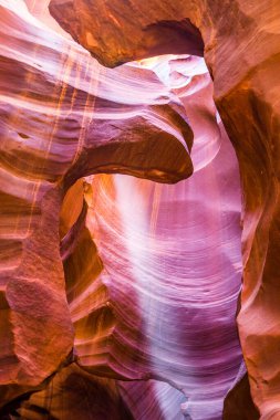 Kuzey Arizona 'daki Navajo Rezervasyon Sayfası' ndaki Yukarı Antilop Kanyonu 'nda ışık huzmeleri. En ünlü slot kanyonu. Işık, antik spiral kaya kemerlerinin büyüleyici detaylarını gösteriyor. Kaya oluşumu, ışık oyunu. Yürüyüşçüler için popüler yerler.