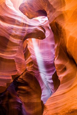 Kuzey Arizona 'daki Navajo Rezervasyon Sayfası' ndaki Yukarı Antilop Kanyonu 'nda ışık huzmeleri. Çoğu slot kanyonuna gitmiş. Kaya oluşumu, ışık oyunu. Arizona çöllerinde alışılmadık renkli kumtaşı oluşumları yürüyüşçüler için popüler noktalardır..