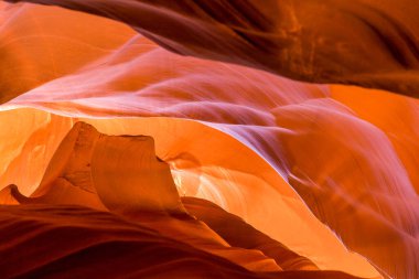 Navajo Rezervasyon Sayfası 'nda Antilop Kanyonu Kuzey Arizona, Utah. Işık, antik spiral kaya kemerlerinin büyüleyici detaylarını gösteriyor. Kaya oluşumu. Küçük Anıt Vadisi. Popüler yerler. Ünlü ve en çok fotoğraflanan slot kanyonu. 