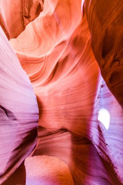 Navajo Rezervasyon Sayfası 'nda Antilop Kanyonu Kuzey Arizona, Utah. Işık, antik spiral kaya kemerlerinin büyüleyici detaylarını gösteriyor. Kaya oluşumu. Küçük Anıt Vadisi. Popüler yerler. Ünlü ve en çok fotoğraflanan slot kanyonu. 