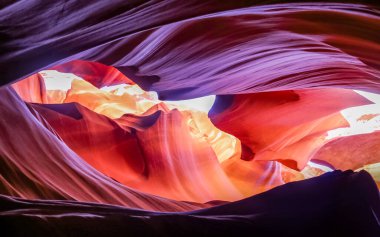 Navajo Reservation 'daki ünlü Antilop Yuvası Kanyonu çevreyi aydınlatıyor. Arizona çöllerindeki alışılmadık renkli kumtaşı oluşumları yürüyüşçüler için popüler noktalardır. Dünyadaki en çok fotoğraflanmış slot kanyonları.