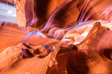Navajo Rezervasyon Sayfası Arizona 'daki Yukarı Antilop Kanyonu. Işık, antik spiral kaya kemerlerinin büyüleyici detaylarını gösteriyor. Çok renkli turuncu ve kırmızı renk tayfı. Meşhur ve en çok fotoğraflanmış slot kanyonu. Popüler hedefler.