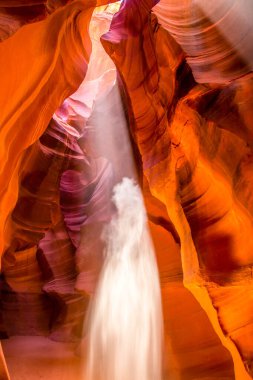 Kuzey Arizona 'daki Navajo Rezervasyon Sayfası' ndaki Yukarı Antilop Kanyonu. Kum düşen kumun hayalet geline benzediği kaya kemerlerinin detaylarını gösteren ışık. Popüler yerler. Dünyanın en ünlü ve en çok fotoğraflanan kanyonu..