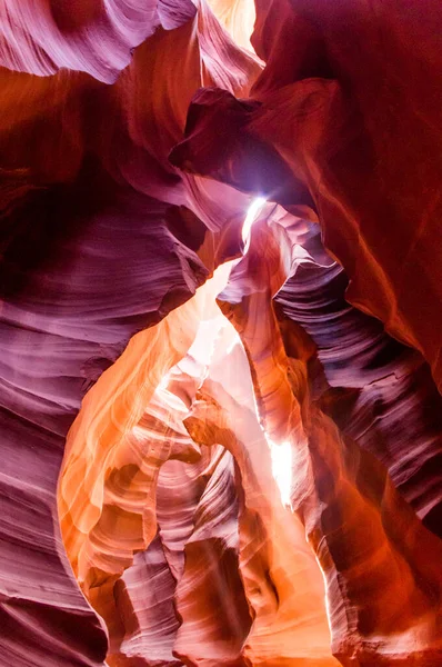 Kuzey Arizona 'daki Navajo Rezervasyon Sayfası' nda Antilop Kanyonu. Meşhur slot kanyonu. Işık, antik spiral kaya kemerlerinin büyüleyici detaylarını gösteriyor. Renkli dokular, kaya oluşumu, ışık oyunu. Yürüyüşçüler için popüler yerler.