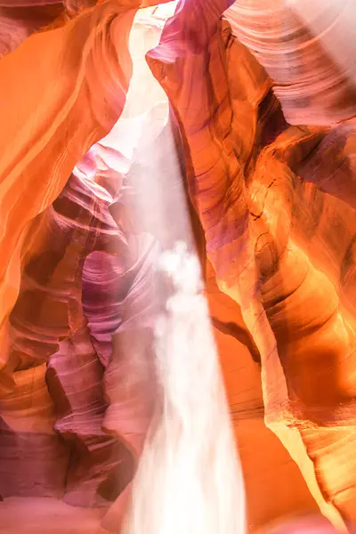 Kuzey Arizona 'daki Navajo Rezervasyon Sayfası' ndaki Yukarı Antilop Kanyonu. Meşhur slot kanyonu. Işık, düşen kumun hayalet Majeste 'ye benzediği kaya kemerlerinin detaylarını gösteriyor. Işık demetine düşen kum yansıyor, hayalet gibi görünüyor.