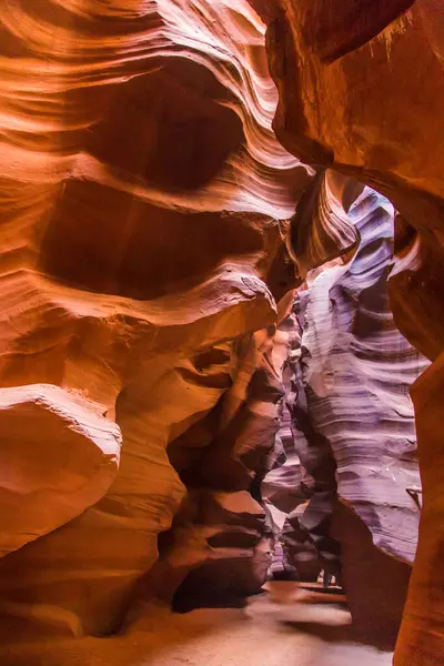 Kuzey Arizona 'daki Navajo Rezervasyon Sayfası' nda Antilop Kanyonu. Meşhur slot kanyonu. Işık, antik spiral kaya kemerlerinin büyüleyici detaylarını gösteriyor. Kaya formasyonu ışık oyunu. Burası dünyanın en çok fotoğraflanan kanyonlarından biri.