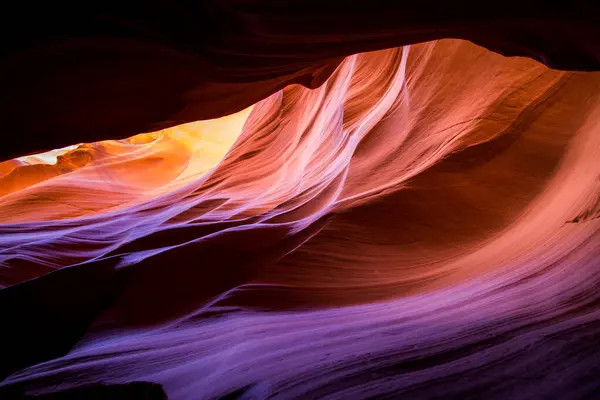 Kuzey Arizona 'daki Navajo Rezervasyon Sayfası' nda Antilop Kanyonu. Meşhur slot kanyonu. Işık, antik spiral kaya kemerlerinin büyüleyici detaylarını gösteriyor. Sayısız gölge ve yumuşak parlak renkler. Yürüyüşçüler için popüler yerler.