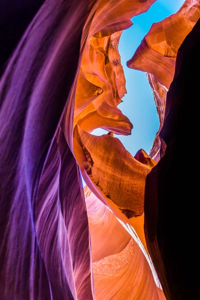 Kaya oluşumlarının düşük açılı görüntüsü. Kuzey Arizona 'daki Navajo Rezervasyon Sayfası' nda Antilop Kanyonu. Işık, antik spiral kaya kemerlerinin büyüleyici detaylarını gösteriyor. Yürüyüşçüler için popüler yerler. Dünyadaki en çok fotoğraflanmış slot kanyonları