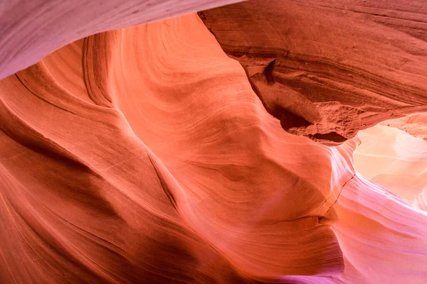 Navajo Rezervasyon Sayfası Arizona 'daki Antilop Kanyonu. Işık, antik spiral kaya kemerlerinin büyüleyici detaylarını gösteriyor. Arizona çöllerinde alışılmadık renkli kumtaşı oluşumları yürüyüşçüler için popüler noktalardır..