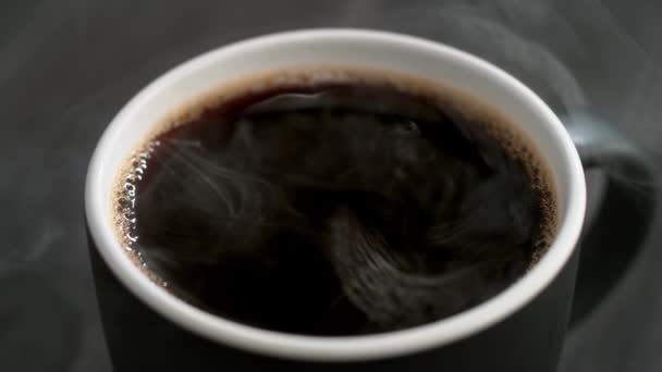Kaffeetropfen Machen Spritzkrone Einer Tasse Französischen Pressekaffees Zeitlupe — Stockvideo