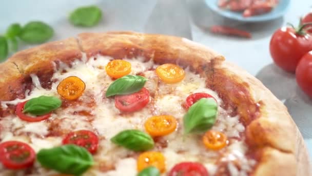 Rebanada Pizza Margherita Con Queso Mozzarella Derretido Levantado Con Espátula — Vídeos de Stock