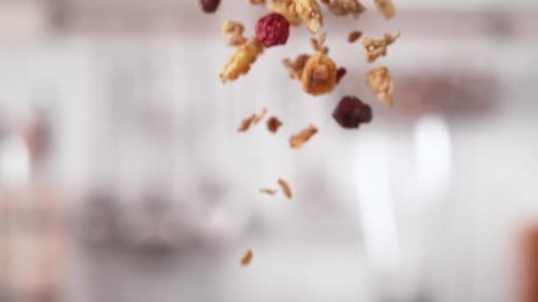 Una Manciata Cereali Croccanti Granola Cadono Lotto Rallentamento Macro — Video Stock