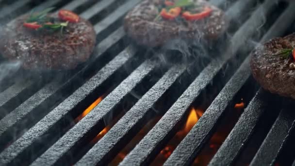 烤牛肉烧烤炉烤肉块掉落在吸烟和火烤架上的速度为1000Fps 幻影Flex — 图库视频影像