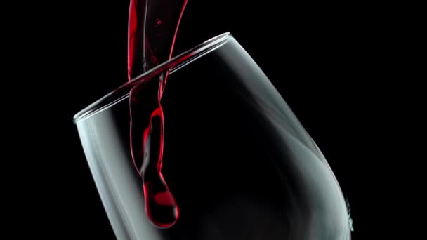 Kırmızı Şarabı Siyah Arkaplan Bir Bardağa Doldurmak 1000 Fps Yüksek — Stok video
