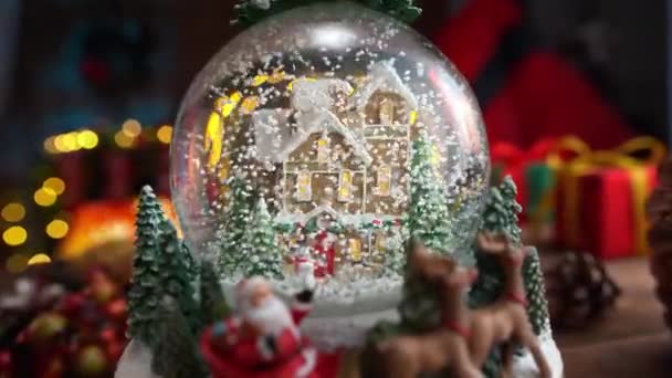 Globe Neige Noël Avec Neige Tombant Ralenti Cheminée Arrière Plan — Video