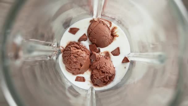 Čokoládový Zmrzlinový Koktejl Smíchaný Vysokorychlostním Mixéru Pomalém Pohybu Pohled Shora — Stock video