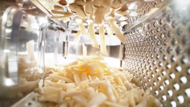 Peynir Rendesine Dökülen Izgara Peynir Şeritleri Mutfak Utensil Inin Çinden — Stok video