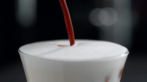 通过倒入浓缩咖啡和加泡沫牛奶的方法制备拿铁玛奇朵 — 图库视频影像